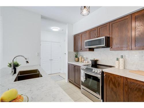 105-5070 Fairview Street, Burlington, ON - Indoor Photo Showing Kitchen With Double Sink