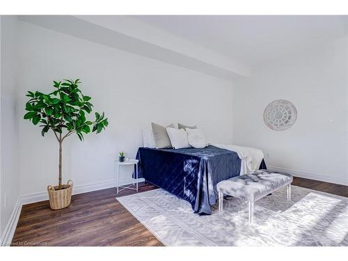 105-5070 Fairview Street, Burlington, ON - Indoor Photo Showing Bedroom