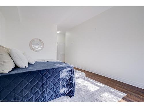 105-5070 Fairview Street, Burlington, ON - Indoor Photo Showing Bedroom