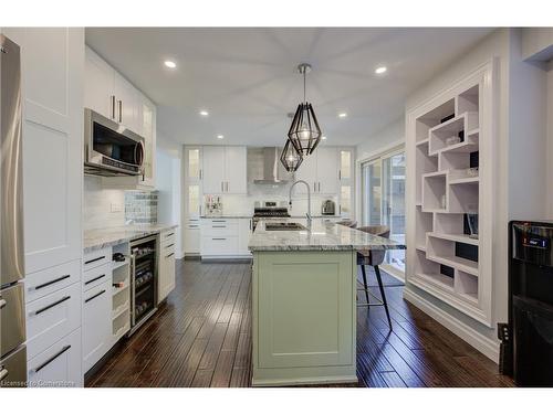 8 Bain Court, Halton Hills, ON - Indoor Photo Showing Kitchen With Upgraded Kitchen