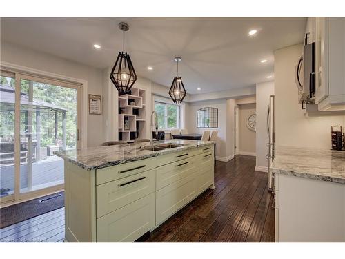 8 Bain Court, Halton Hills, ON - Indoor Photo Showing Kitchen With Double Sink With Upgraded Kitchen