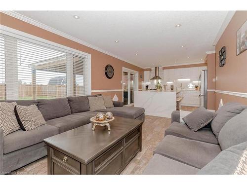 22 Mcintyre Lane Lane, Grand Valley, ON - Indoor Photo Showing Living Room