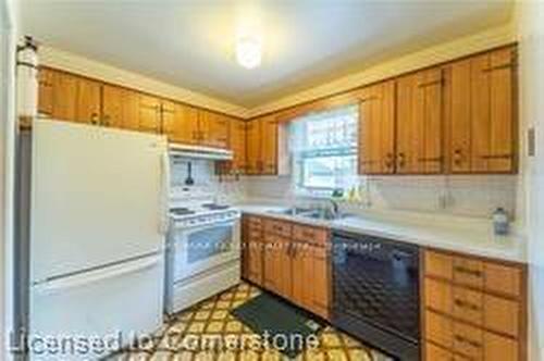 7634 Wilson Crescent, Niagara Falls, ON - Indoor Photo Showing Kitchen With Double Sink