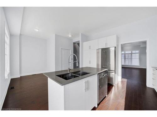 2122 Royal Gala Circle, Mississauga, ON - Indoor Photo Showing Kitchen With Double Sink With Upgraded Kitchen