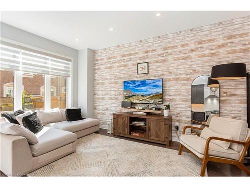 3038 Hibiscus Gardens, Oakville, ON - Indoor Photo Showing Living Room