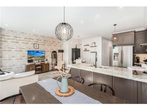 3038 Hibiscus Gardens, Oakville, ON - Indoor Photo Showing Kitchen With Upgraded Kitchen