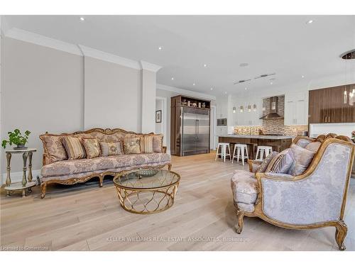 410 Atwater Avenue, Mississauga, ON - Indoor Photo Showing Living Room