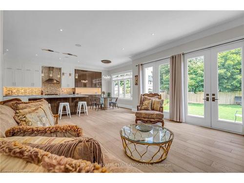 410 Atwater Avenue, Mississauga, ON - Indoor Photo Showing Living Room