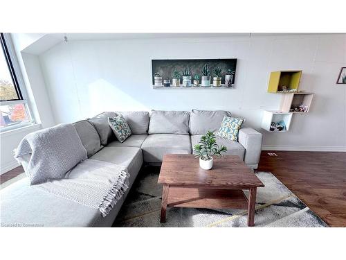 1001 Cedarglen Gate, Mississauga, ON - Indoor Photo Showing Living Room