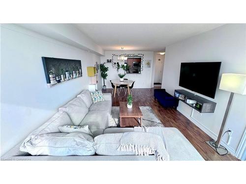 1001 Cedarglen Gate, Mississauga, ON - Indoor Photo Showing Living Room