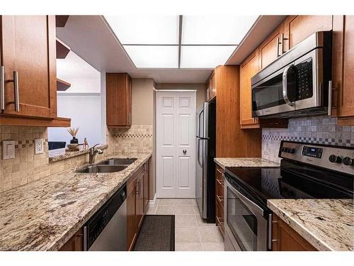 1001 Cedarglen Gate, Mississauga, ON - Indoor Photo Showing Kitchen With Double Sink With Upgraded Kitchen