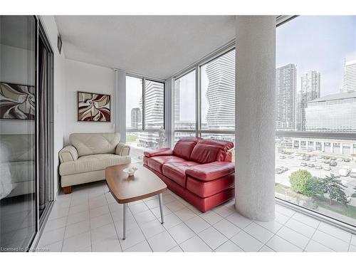 803-350 Webb Drive, Mississauga, ON - Indoor Photo Showing Living Room