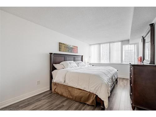 803-350 Webb Drive, Mississauga, ON - Indoor Photo Showing Bedroom