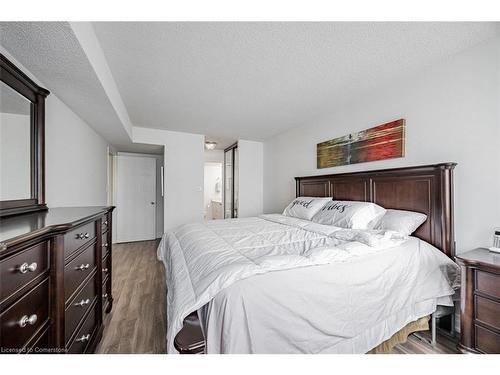 803-350 Webb Drive, Mississauga, ON - Indoor Photo Showing Bedroom