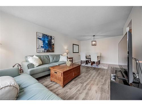 803-350 Webb Drive, Mississauga, ON - Indoor Photo Showing Living Room