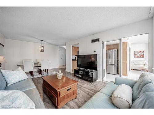 803-350 Webb Drive, Mississauga, ON - Indoor Photo Showing Living Room