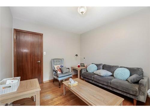 830 Upper Wellington Street, Hamilton, ON - Indoor Photo Showing Living Room