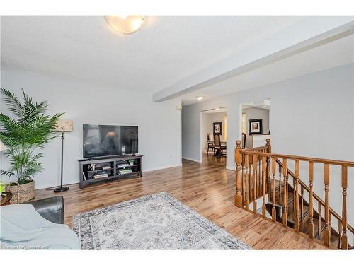 402 Imperial Road S, Guelph, ON - Indoor Photo Showing Living Room