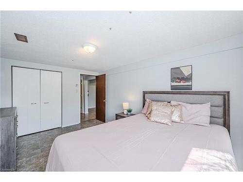 402 Imperial Road S, Guelph, ON - Indoor Photo Showing Bedroom