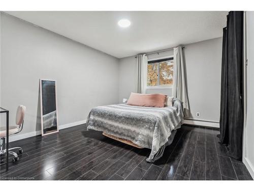 256 Knox Road E, Wasaga Beach, ON - Indoor Photo Showing Bedroom