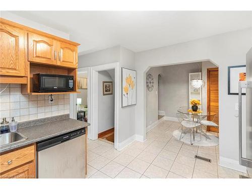 62 East 14Th Street, Hamilton, ON - Indoor Photo Showing Kitchen