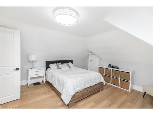 62 East 14Th Street, Hamilton, ON - Indoor Photo Showing Bedroom