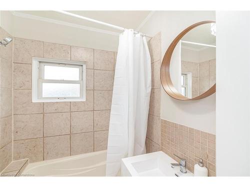 62 East 14Th Street, Hamilton, ON - Indoor Photo Showing Bathroom