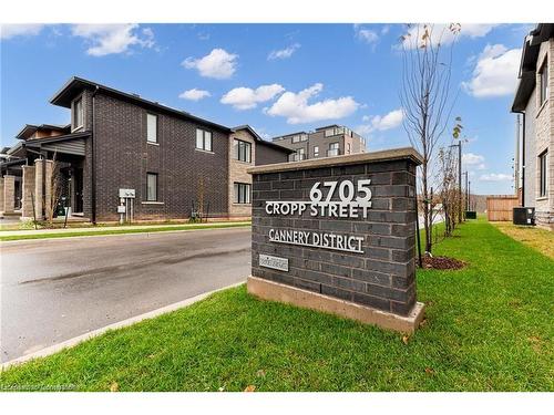 100-6705 Cropp Street, Niagara Falls, ON - Outdoor