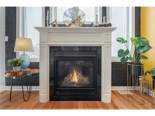 82 Latimer Avenue Avenue, Angus, ON - Indoor Photo Showing Living Room With Fireplace