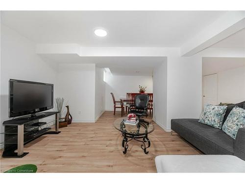 82 Latimer Avenue Avenue, Angus, ON - Indoor Photo Showing Living Room