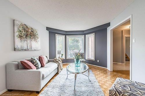 6525 Warbler Lane, Mississauga, ON - Indoor Photo Showing Living Room