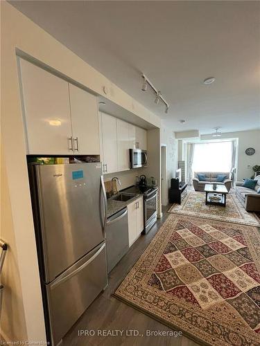 219-210 Sabina Drive, Oakville, ON - Indoor Photo Showing Kitchen