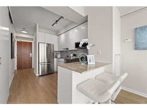 1605-30 Canterbury Place, Toronto, ON - Indoor Photo Showing Kitchen With Stainless Steel Kitchen