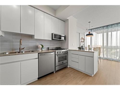 1605-30 Canterbury Place, Toronto, ON - Indoor Photo Showing Kitchen With Stainless Steel Kitchen With Double Sink