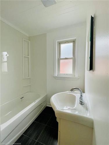 115 Brucedale Avenue E, Hamilton, ON - Indoor Photo Showing Bathroom