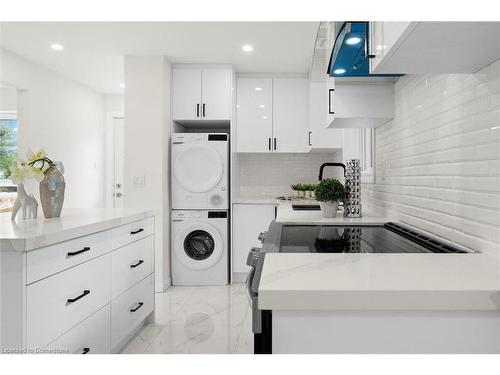 122 Longford Drive, Newmarket, ON - Indoor Photo Showing Kitchen