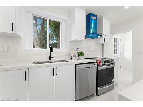 122 Longford Drive, Newmarket, ON - Indoor Photo Showing Kitchen With Upgraded Kitchen