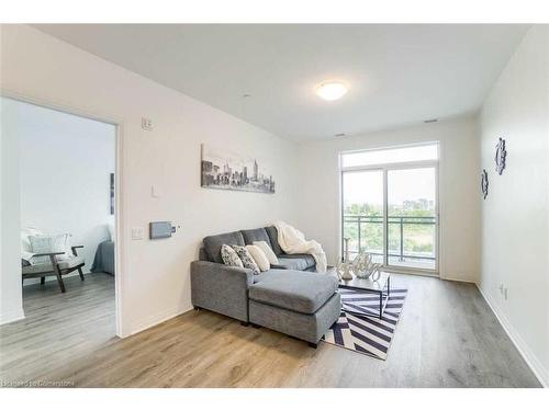 429-95 Dundas Street E, Oakville, ON - Indoor Photo Showing Living Room