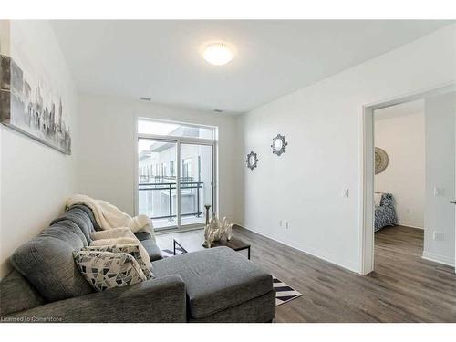 429-95 Dundas Street E, Oakville, ON - Indoor Photo Showing Living Room