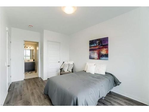 429-95 Dundas Street E, Oakville, ON - Indoor Photo Showing Bedroom