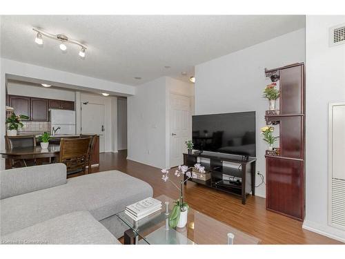 1002-220 Forum Drive, Mississauga, ON - Indoor Photo Showing Living Room