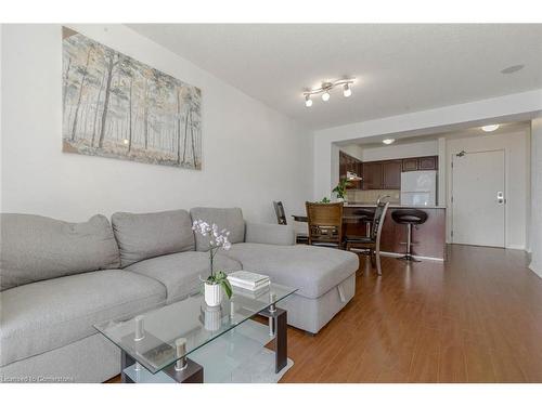 1002-220 Forum Drive, Mississauga, ON - Indoor Photo Showing Living Room