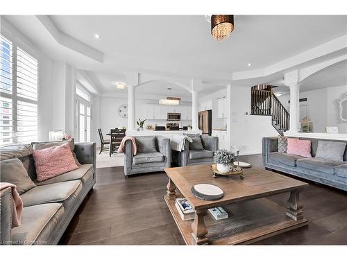 130 Chartwell Circle, Hamilton, ON - Indoor Photo Showing Living Room