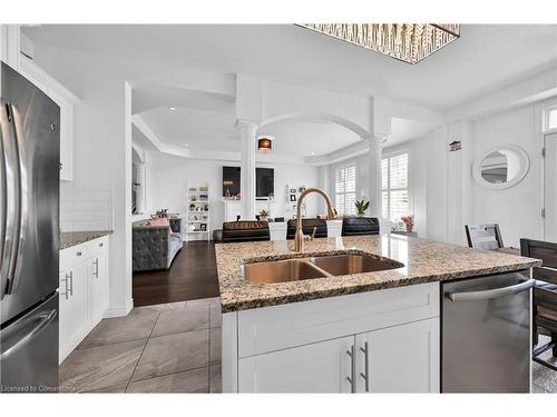 130 Chartwell Circle, Hamilton, ON - Indoor Photo Showing Kitchen With Double Sink With Upgraded Kitchen