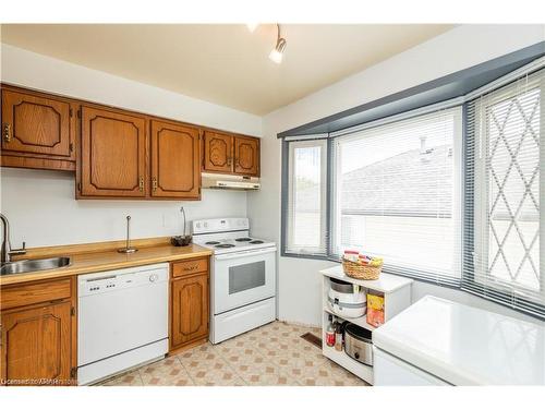 107 Settlers Court, Kitchener, ON - Indoor Photo Showing Kitchen