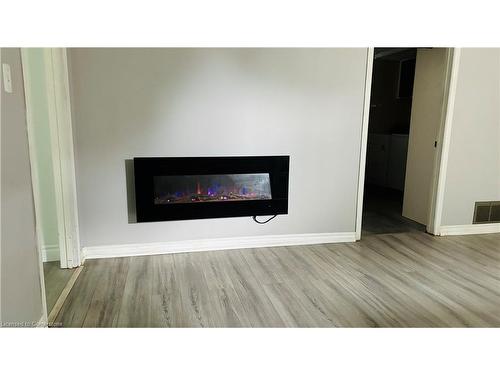 107 Settlers Court, Kitchener, ON - Indoor Photo Showing Living Room With Fireplace