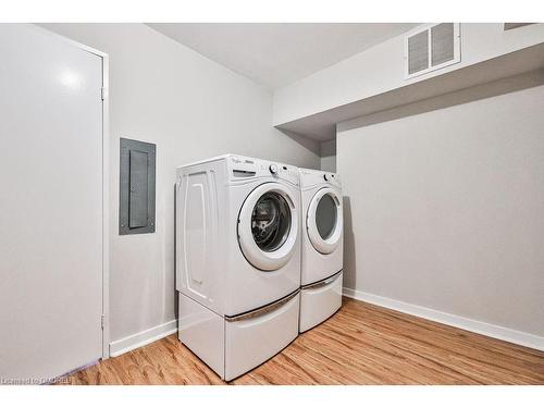 1012-1580 Mississauga Valley Boulevard, Peel, ON - Indoor Photo Showing Laundry Room