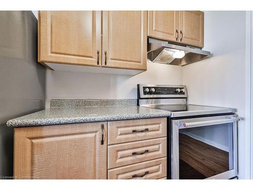 1012-1580 Mississauga Valley Boulevard, Peel, ON - Indoor Photo Showing Kitchen