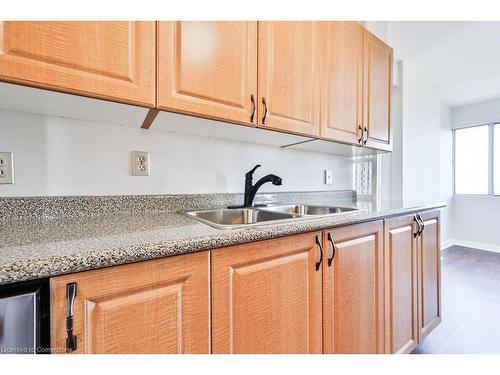 1012-1580 Mississauga Valley Boulevard, Peel, ON - Indoor Photo Showing Kitchen With Double Sink