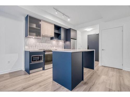 421-395 Dundas Street W, Oakville, ON - Indoor Photo Showing Kitchen